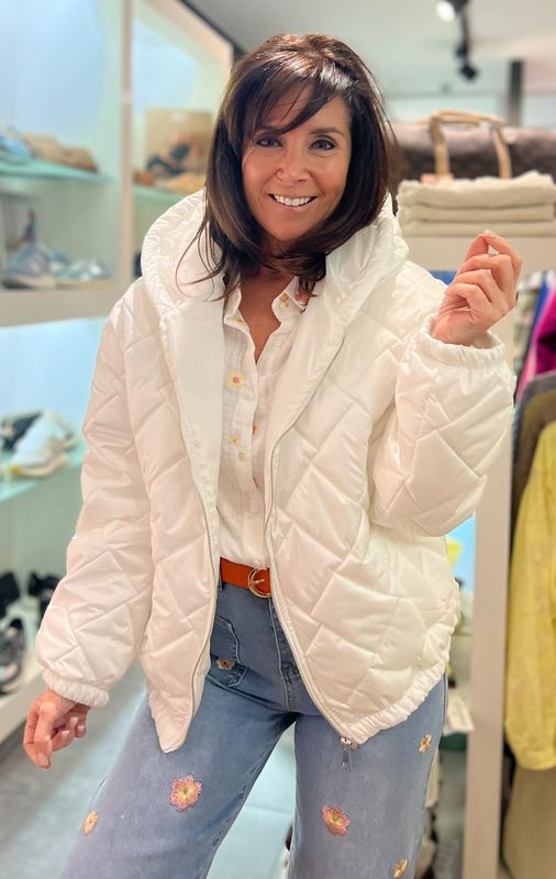 Bomberjas met kap verkrijgbaar in vijf verschillende kleuren