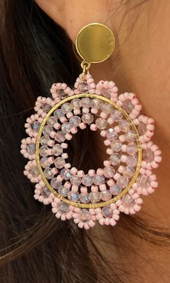 Prachtige oorbellen in het roze