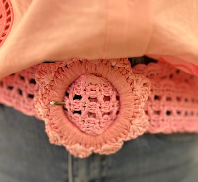 Prachtige roze riem met bloem