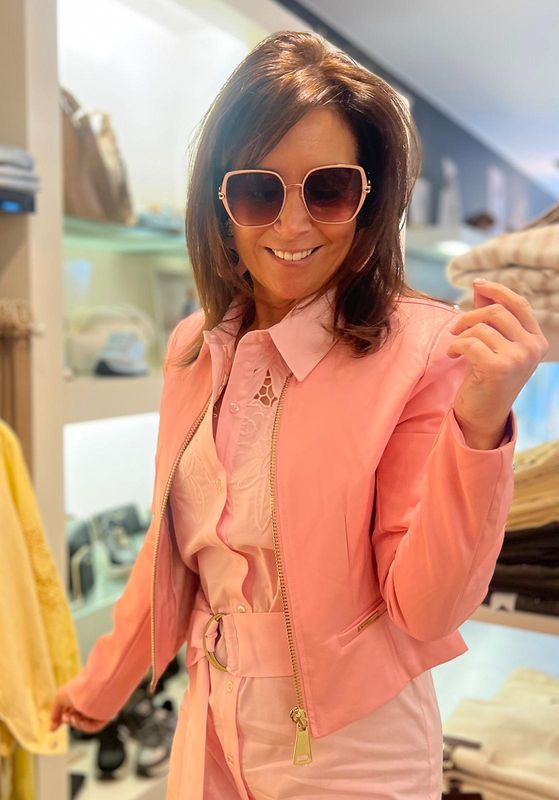 Lederlookjas verkrijgbaar in twee verschillende kleuren