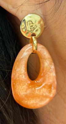 Oorbellen in het koraal