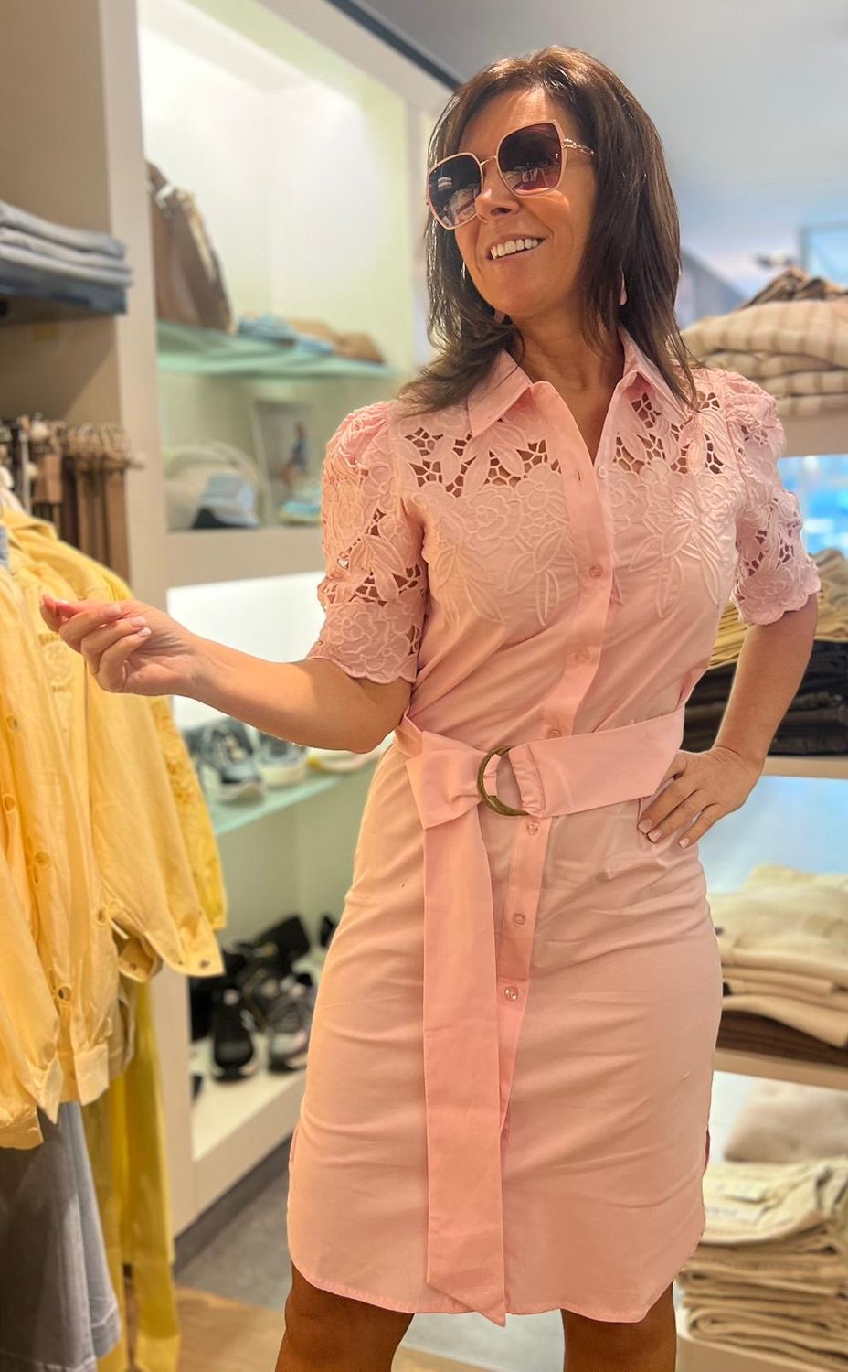 Hemdkleedje met broderie en korte mouwen verkrijgbaar in twee verschillende kleuren Hemdkleedje met broderie en korte mouwen verkrijgbaar in twee verschillende kleuren