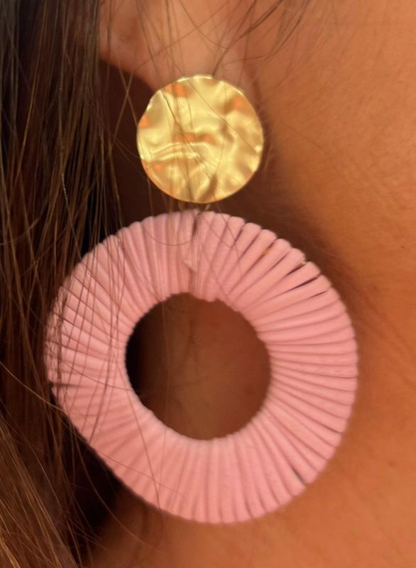 Oorbellen in het roze afgewerkt met goud