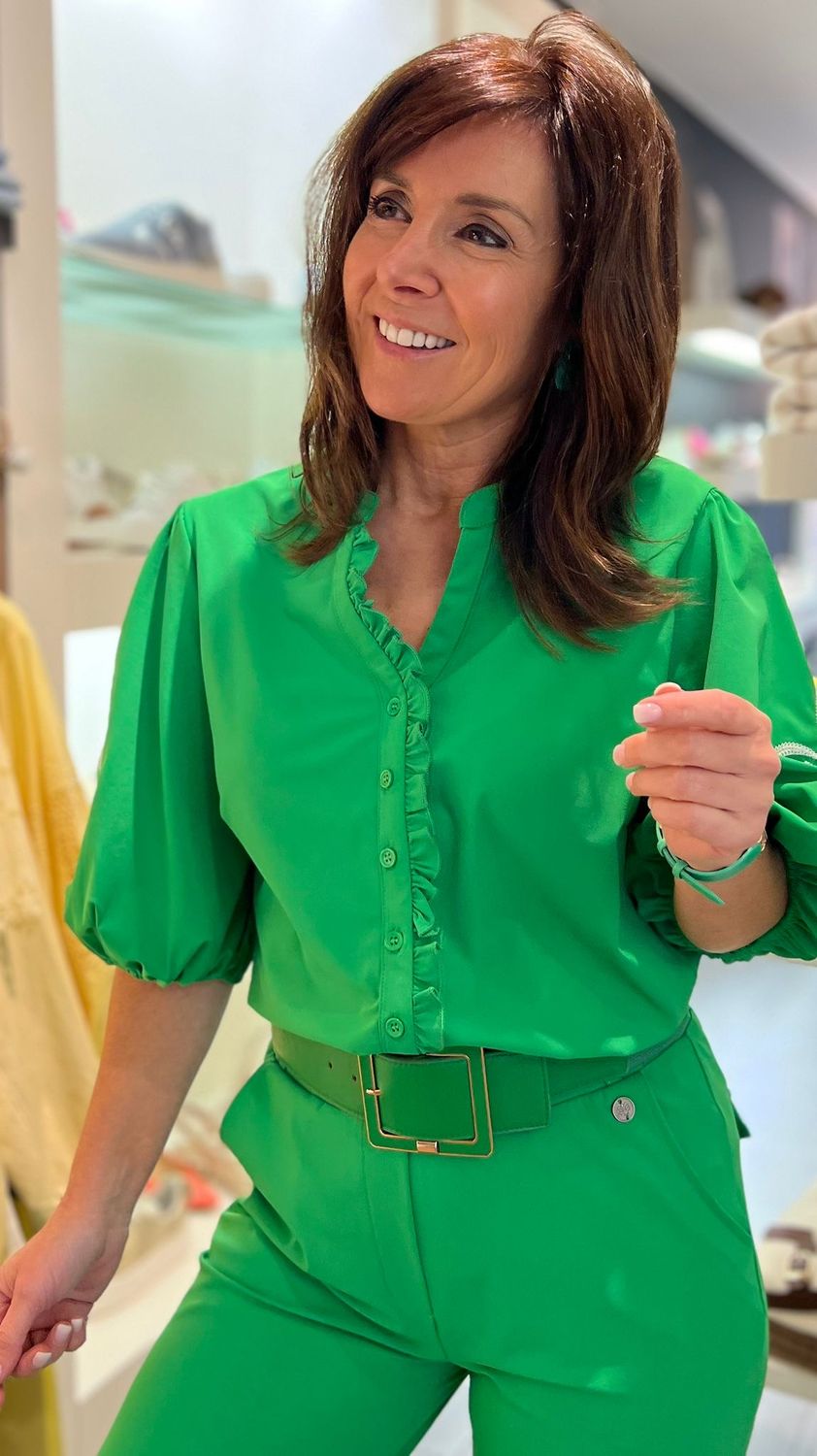 Blouse in het Gucci groen in travelstof met witte bloemen geborduurd op de mouwen