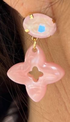 Oorbellen in het lichtroze