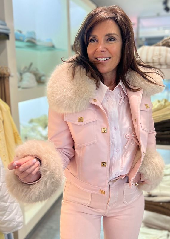 Lederlook jasje met bont in het roze afgewerkt met goud