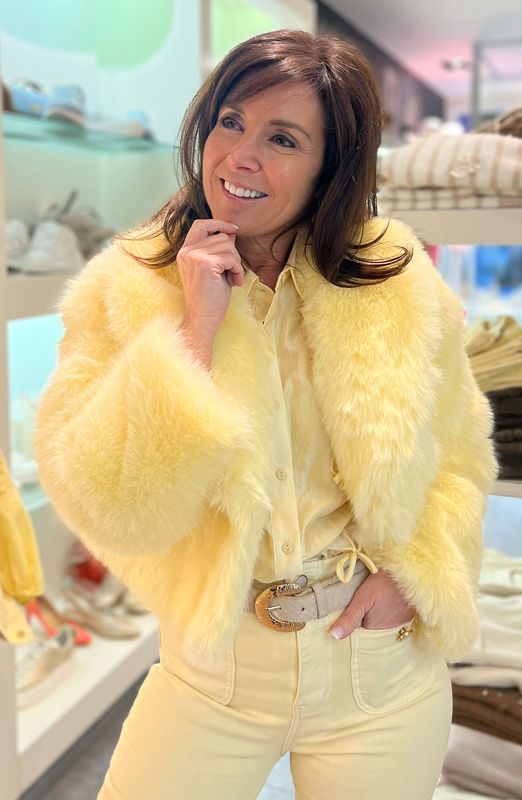 Geel jasje in bont korter model