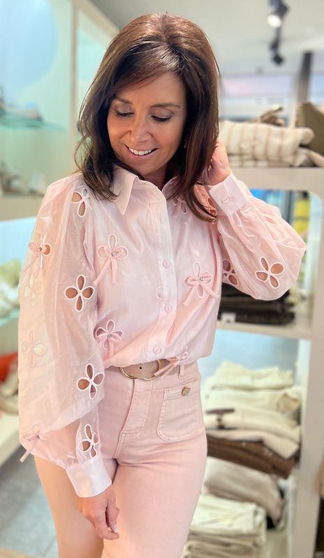 Blouse met doorzichtige mouw met bloemen en strikjes verkrijgbaar in drie verschillende kleuren