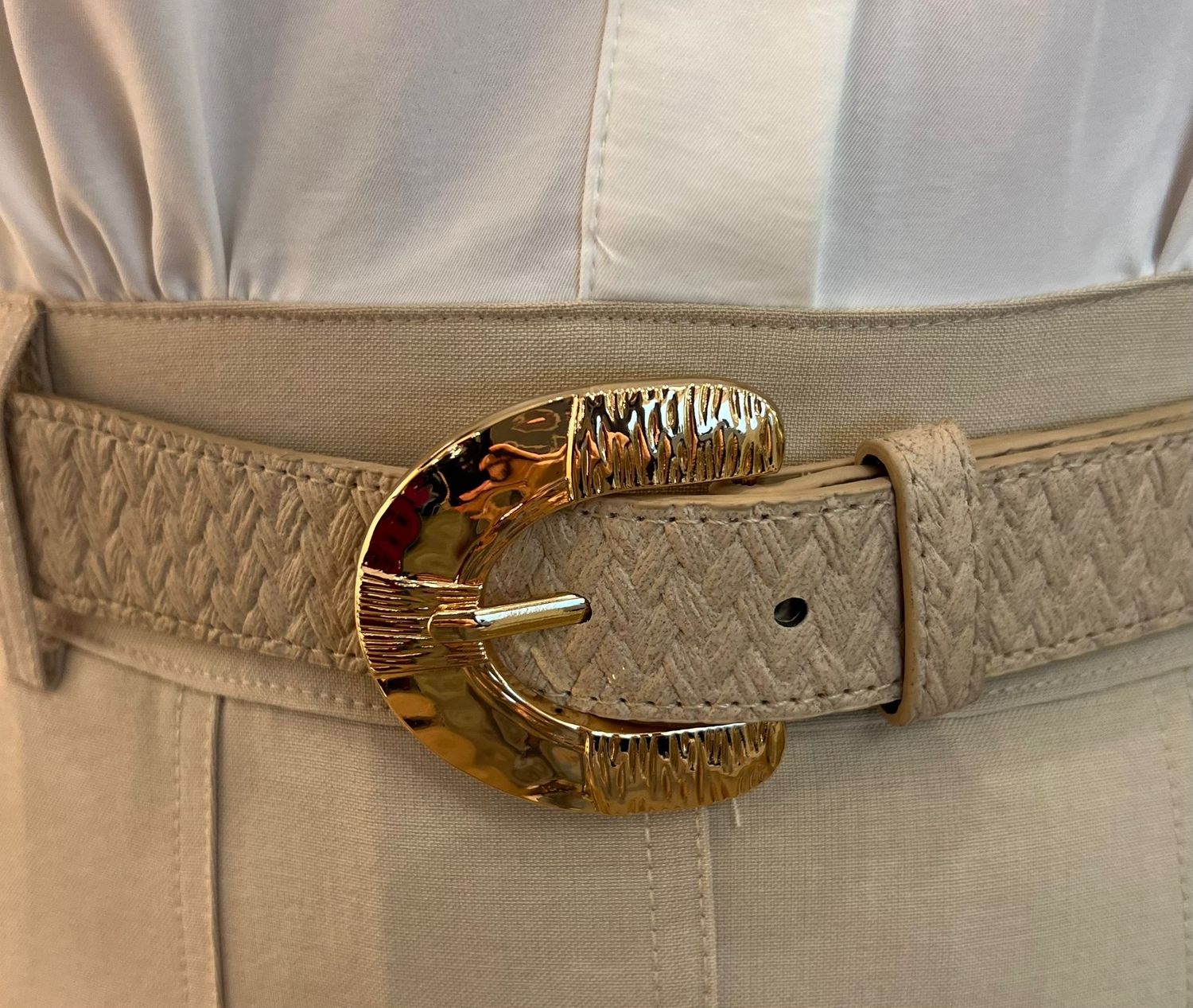 Riem op een rekker in het beige afgewerkt met goud