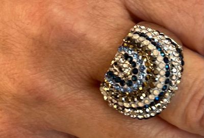 Ring op een rekker met blauwe tinten