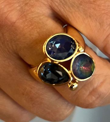 Ring met donkerblauwe stenen op een rekker