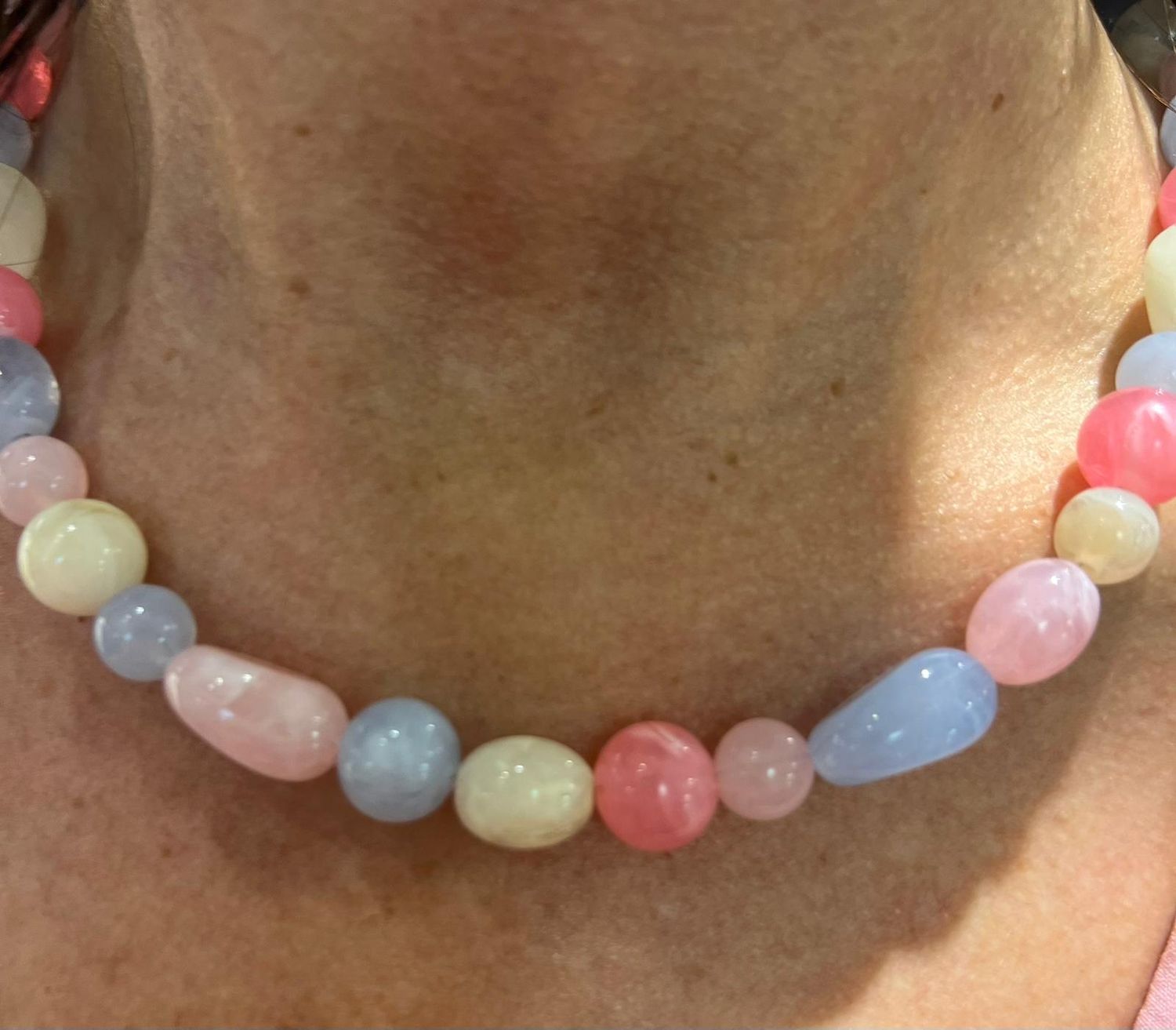 Kettingen met mooie kleuren en lichtroze