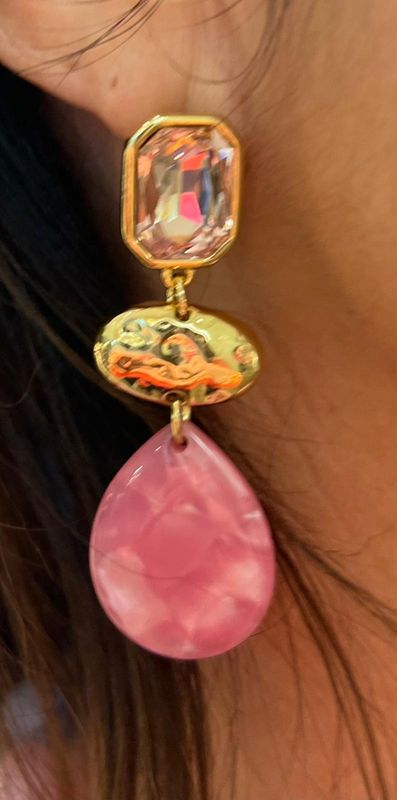 Oorbellen in het snoepjesroze