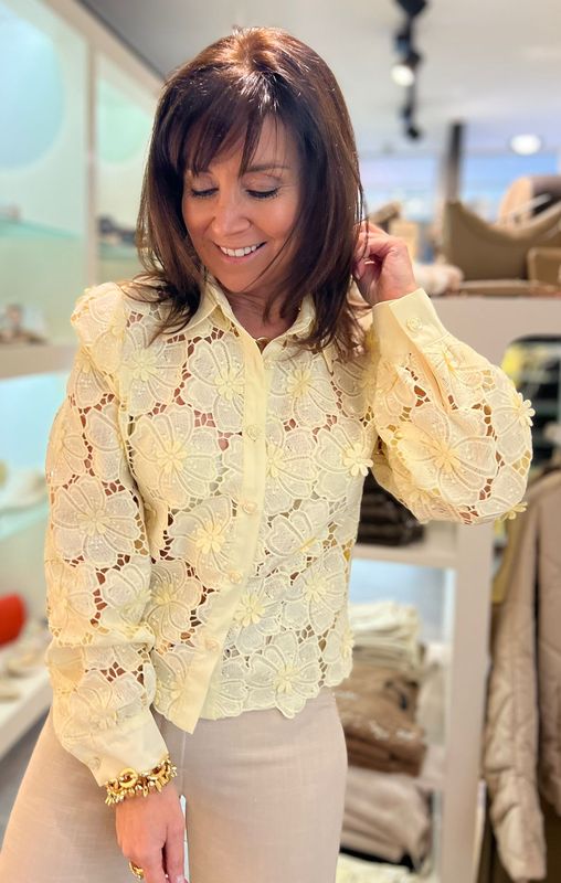 Blouse met bloemen in kant verkrijgbaar in twee verschillende kleuren