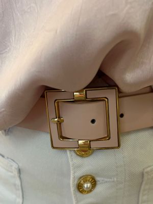 Lichtroze riem op een rekker