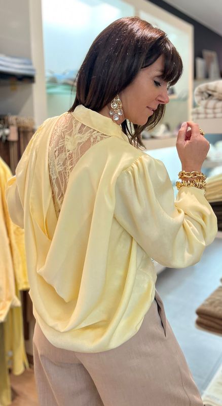 Blouse met open rug in kant verkrijgbaar in twee verschillende kleuren