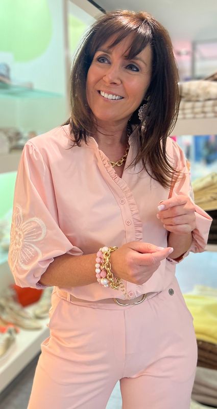 Blouse in het lichtroze met witte bloem in travelstof