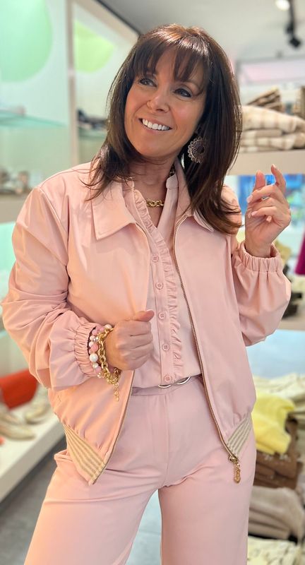 Lichtroze jasje met goudkleurige boordje in travelstof