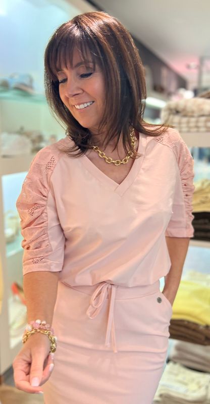 Roze blouse met kant in travelstof