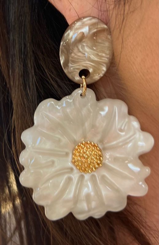 Oorbellen met bloem in crèmekleur