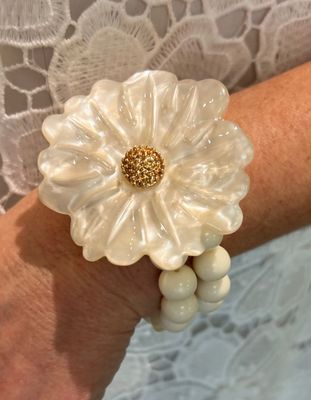 Armband met bloem in crèmekleur