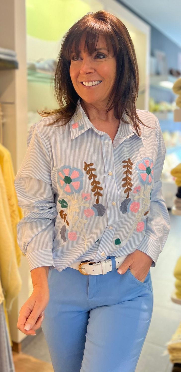 Blouse met streepjes en mooi borduursel in bloemen