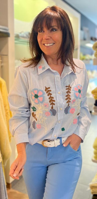 Blouse met streepjes en mooi borduursel in bloemen