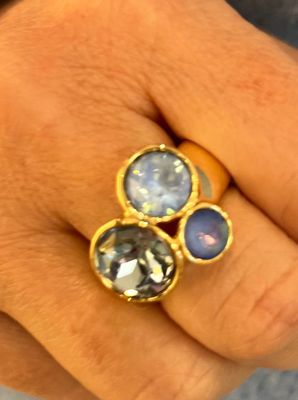 Ring op een rekker met jeansblauwe stenen