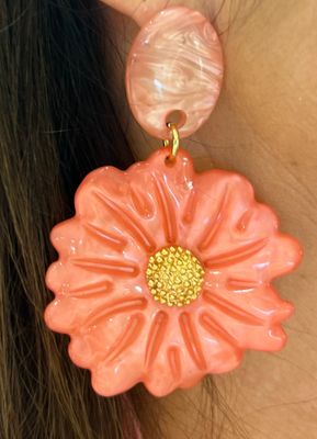 Prachtige oorbellen in het koraal met bloem