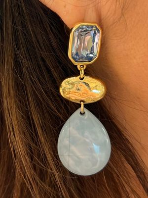 Oorbellen in het jeansblauw afgewerkt met goud