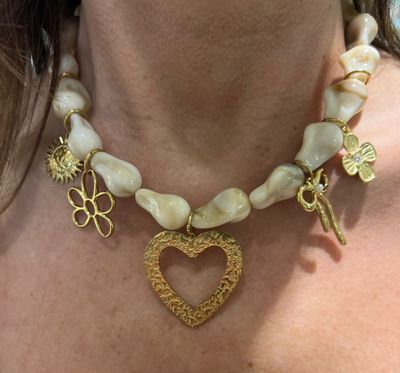 Ketting in het beige met goud afgewerkt