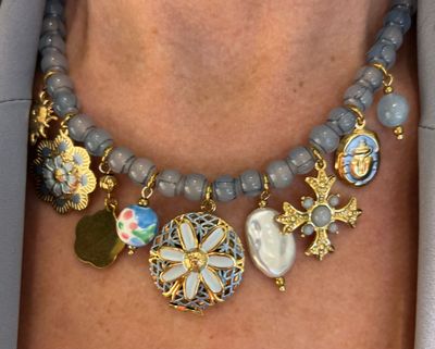 Ketting in het jeansblauw afgewerkt met bedeltjes