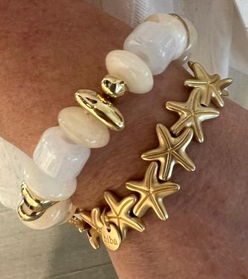 Set van twee armbandjes met crème en goud