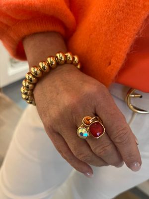 Ring met mooie stenen op een rekker