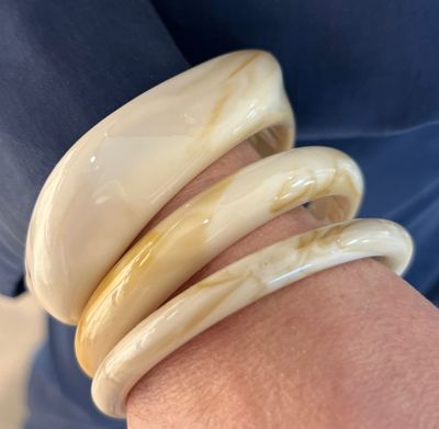 Set van drie crèmekleurige armbanden