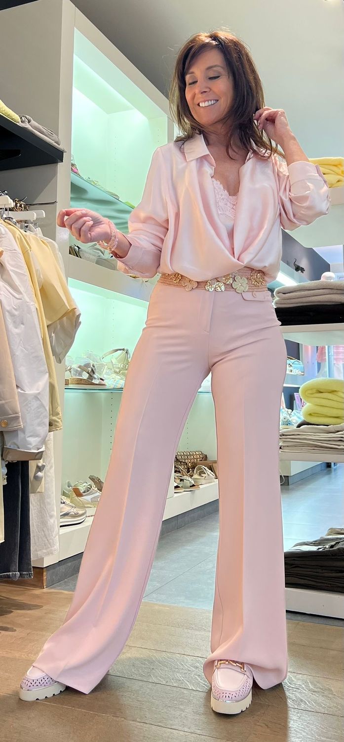 Geklede broek met wijde pijpen verkrijgbaar in drie verschillende kleuren Geklede broek met wijde pijpen verkrijgbaar in drie verschillende kleuren