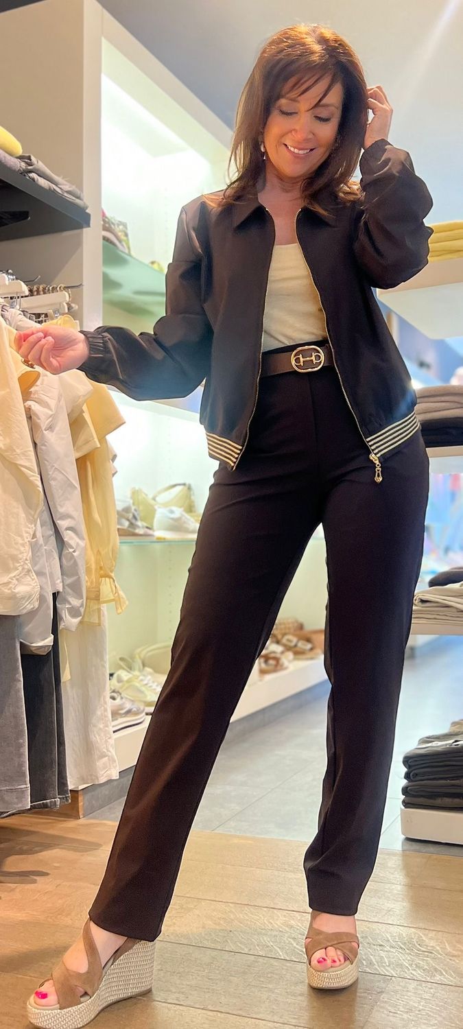 Chocobruine travel broek in een recht model