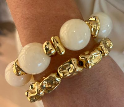 Set van twee armbanden met crème en goud