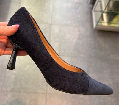 Pumps in het donkerblauw met mooie details