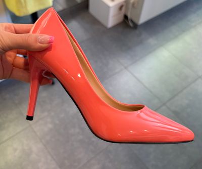 Pumps in het koraal