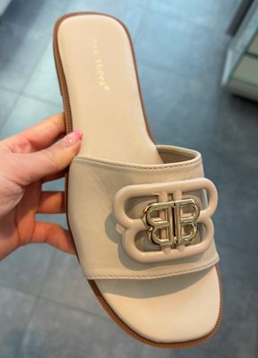 Slippers verkrijgbaar in drie verschillende kleuren