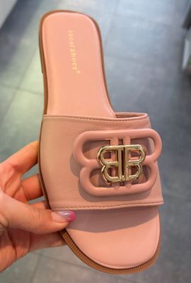Slippers verkrijgbaar in drie verschillende kleuren
