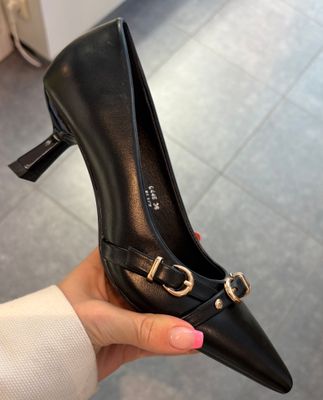 Zwarte pumps met gouden afwerking