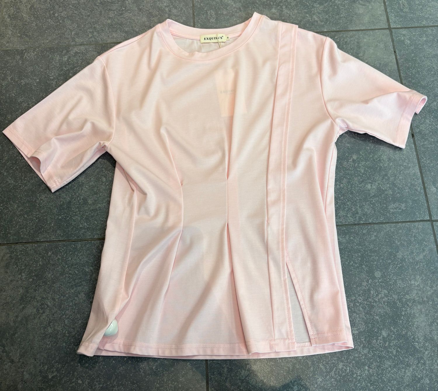 T-shirt met mooie afwerking verkrijgbaar in twee verschillende kleuren T-shirt met mooie afwerking verkrijgbaar in twee verschillende kleuren