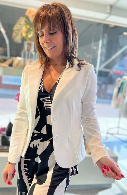 Blazer verkrijgbaar in drie verschillende kleuren Blazer verkrijgbaar in drie verschillende kleuren