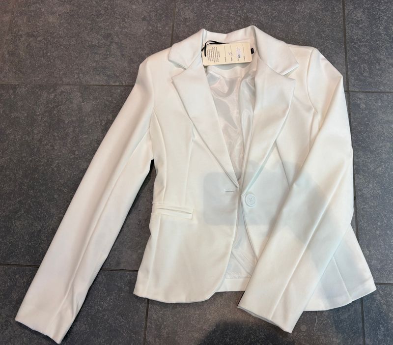 Blazer verkrijgbaar in drie verschillende kleuren Blazer verkrijgbaar in drie verschillende kleuren