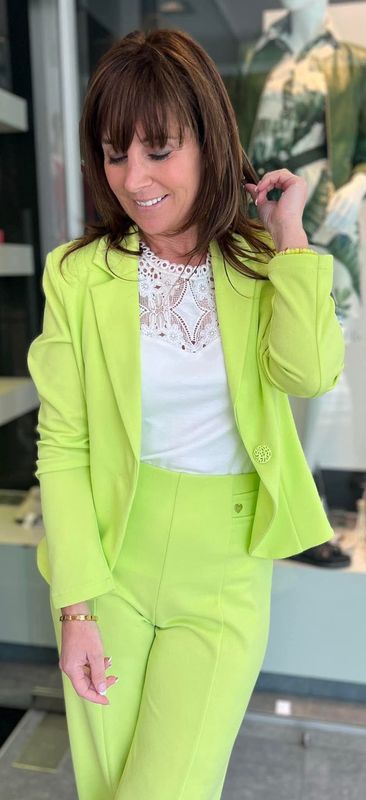Blazer verkrijgbaar in drie verschillende kleuren Blazer verkrijgbaar in drie verschillende kleuren