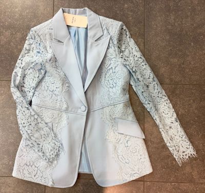 Blazer met kant verkrijgbaar in twee verschillende