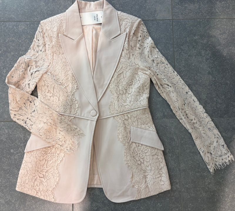 Blazer met kant verkrijgbaar in twee verschillende Blazer met kant verkrijgbaar in twee verschillende