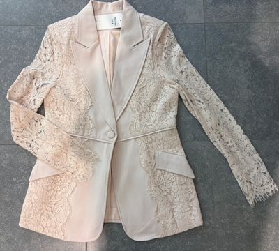Blazer met kant verkrijgbaar in twee verschillende